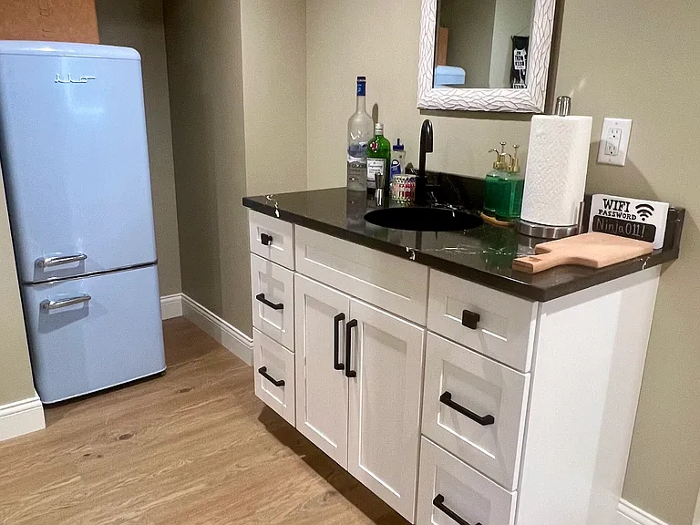 LL- Bar/Sink/Fridge for entertaining