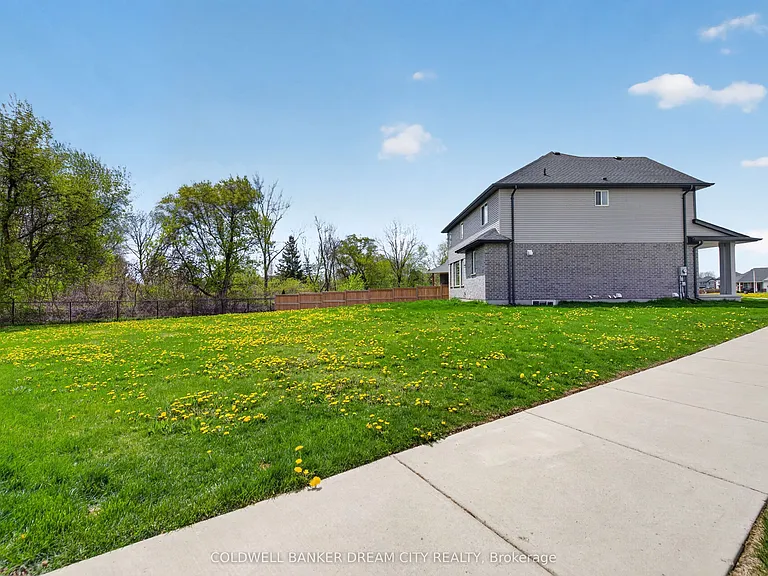 98 Livingston Dr — Photo 48
