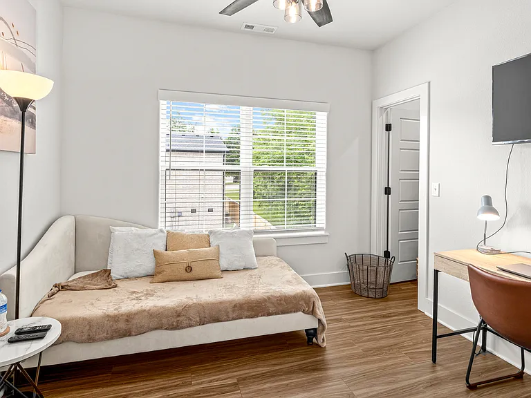 1536 W Cato Springs Rd — Photo 10