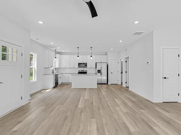 209 2nd St — Photo 12