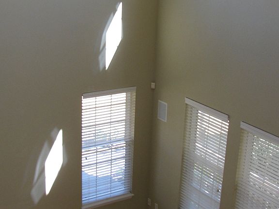 3rd image of 1023 N Roslyn Ct