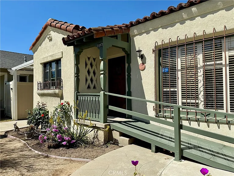 1117 Bennett Ave — Photo 3