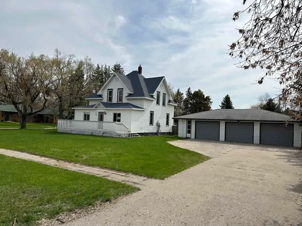 304 1st St E, Velva, ND 58790