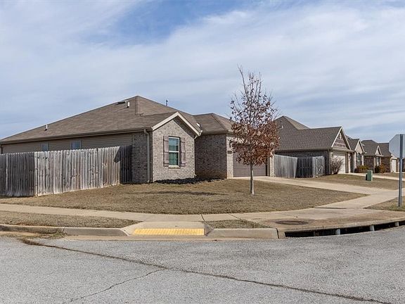 3rd image of 409 W Gillian Ave