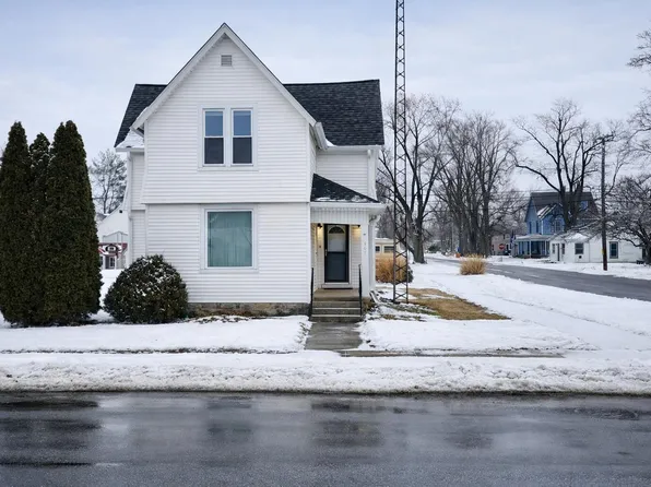 301 N Range St, Wolcott, IN 47995
