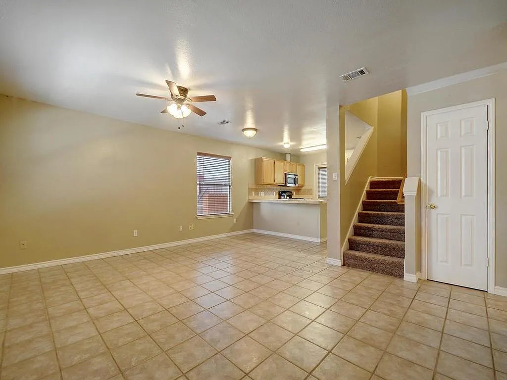 6 bed, 2000 sqft, $5,200 — Photo 4