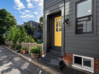8 Bolton Pl, Boston, MA, 02129
