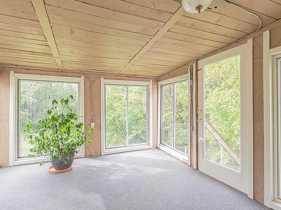 3rd image of 255 Sarabeth Dr