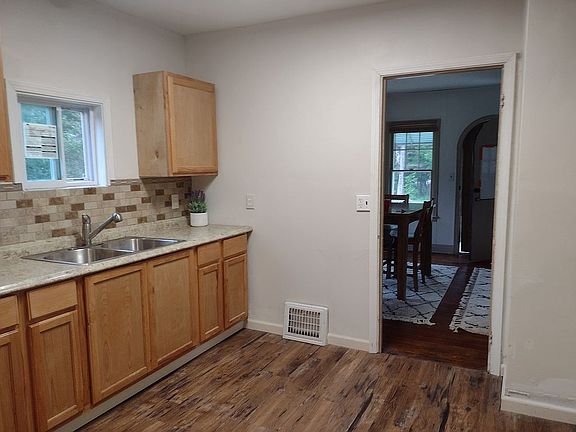 4th image of 105 Willow Ave