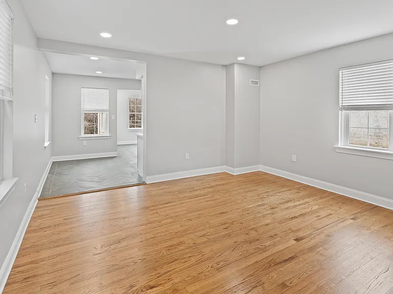 731 E Elm St — Photo 9