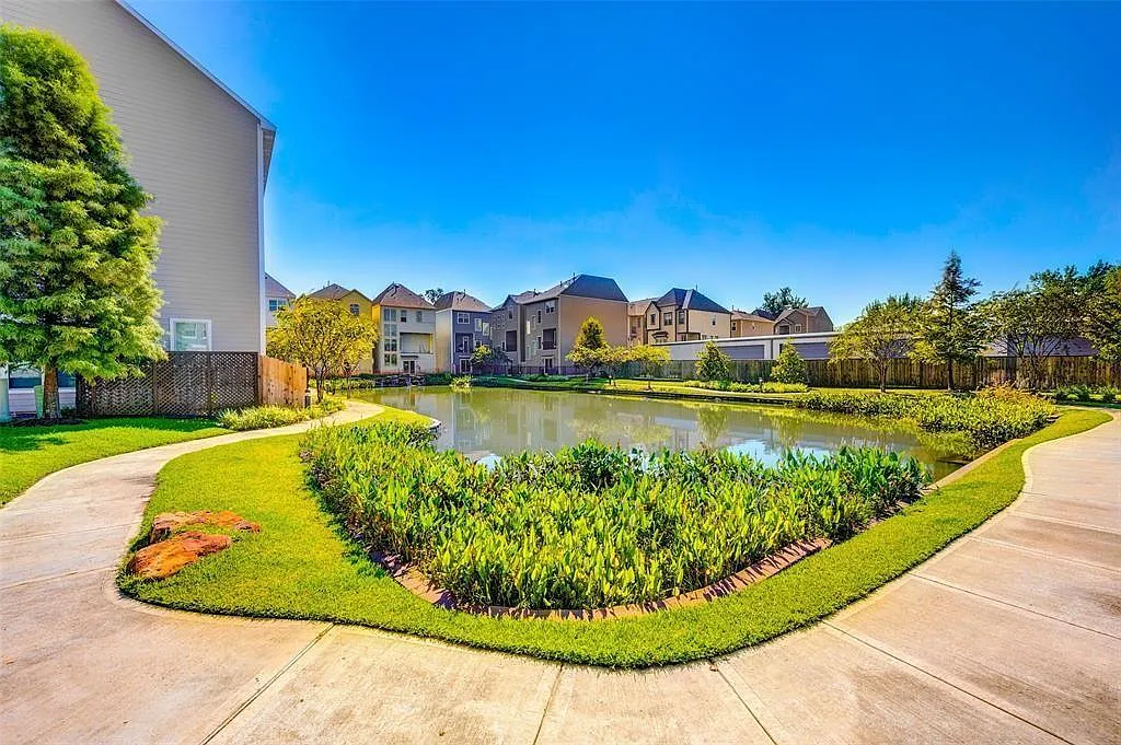 3 bed, 3.5 bath, 2533 sqft, $2,845 — Photo 4