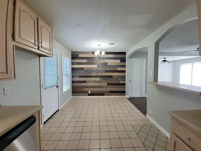 1225 Harrison Ln — Photo 7