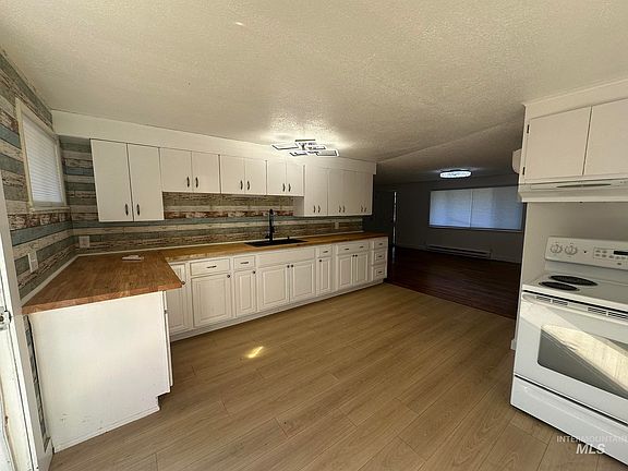 5th image of 385 Anchor St