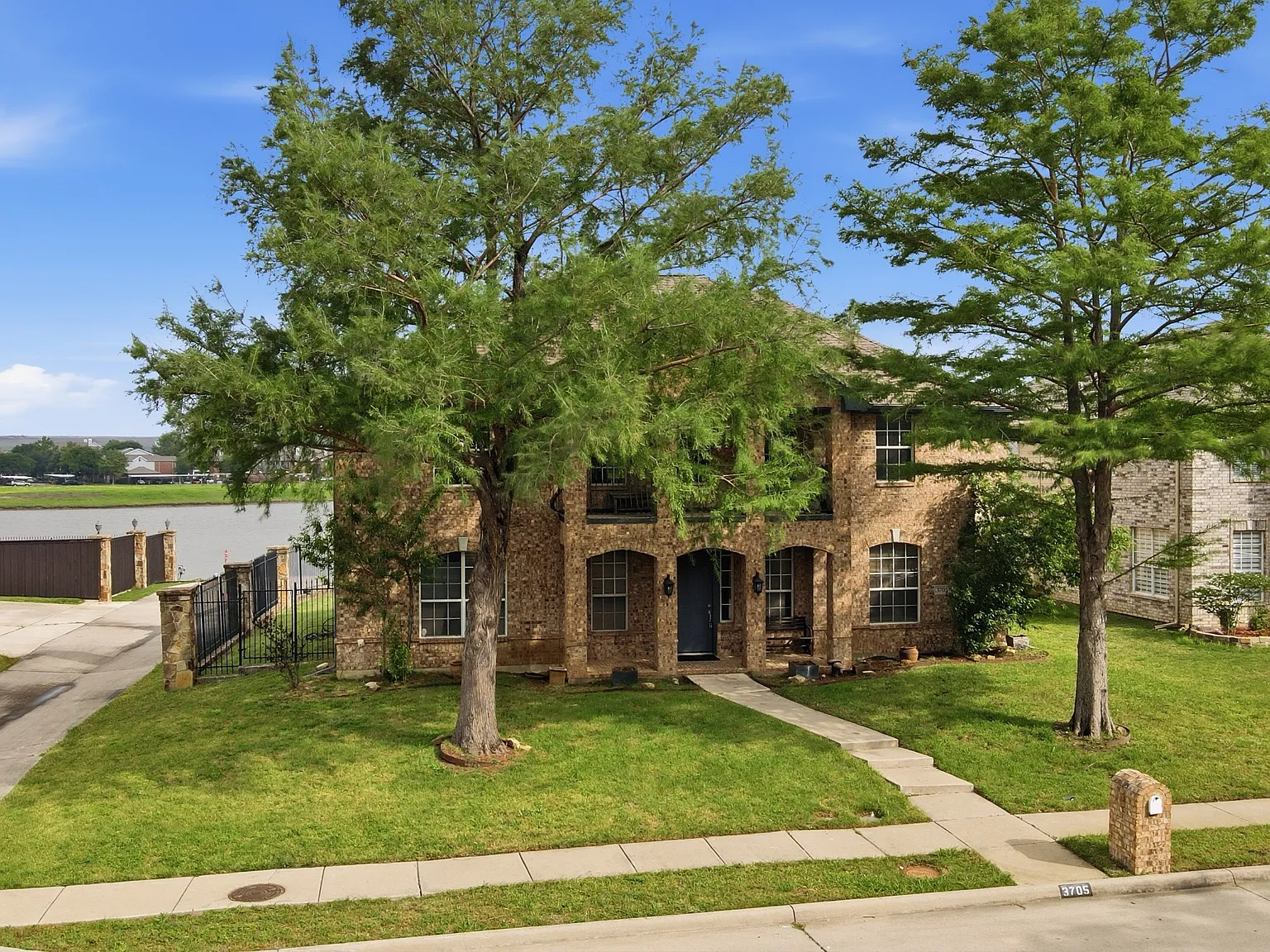 5 bed, 2.5 bath, 3157 sqft, $3,995 — Photo 2