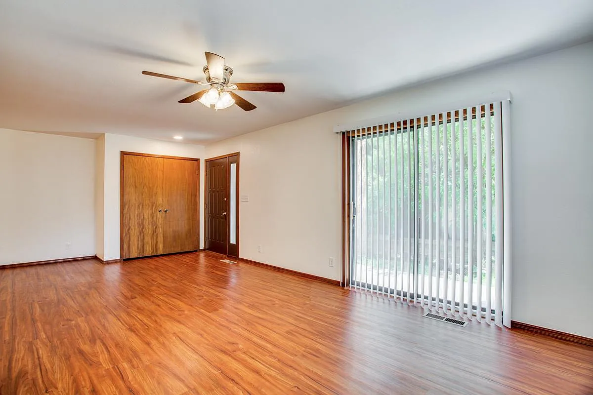 2 bed, 1000 sqft, $895 — Photo 4