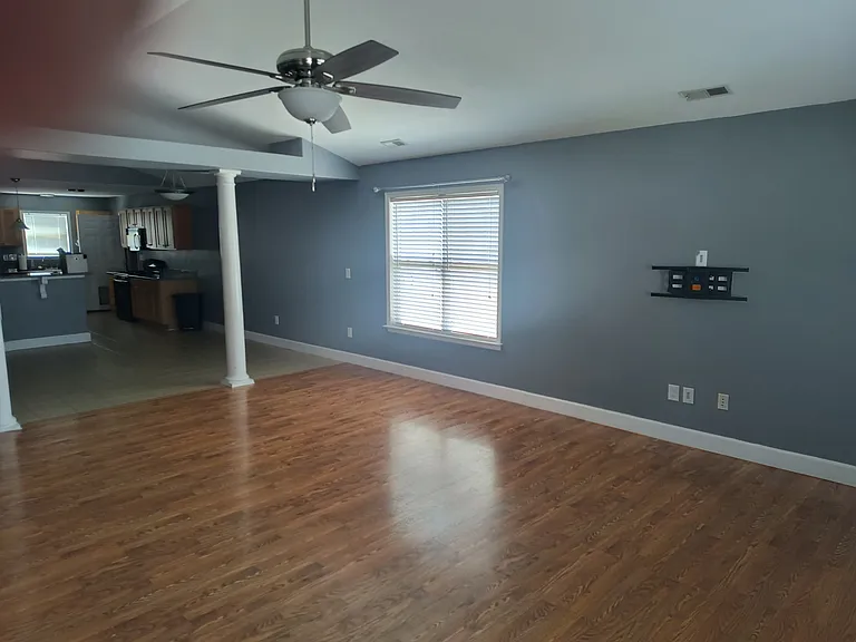 404 Elsmore Dr — Photo 5