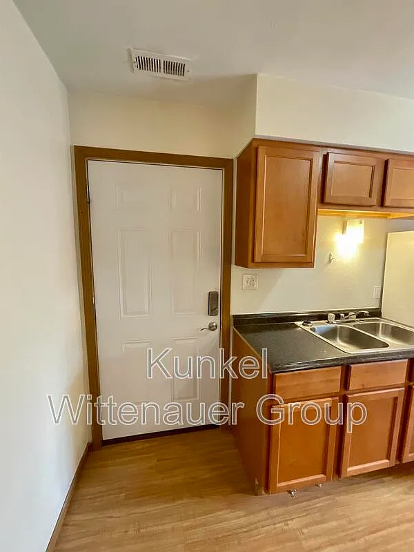 2 bed, 1.0 bath, 900 sqft, $775 — Photo 3