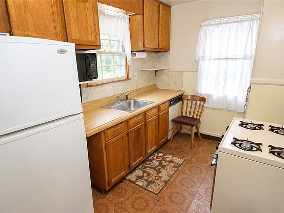 3rd image of 40 Willmont St