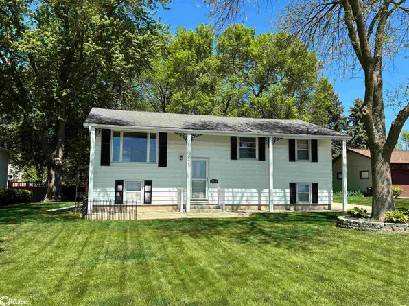 2904 N Shore Dr, Clear Lake, IA 50428