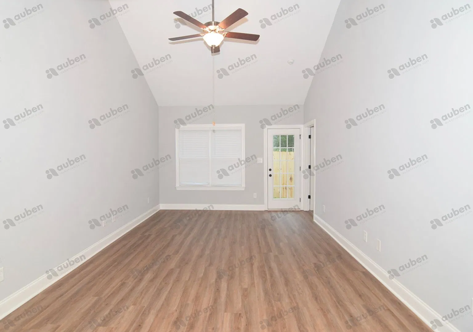 Like new 3 bed/3 bath single-family home for rent in Grovetown, stainless-steel appliances! — Photo 2