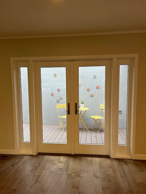 Living room opening to patio (furniture included)
