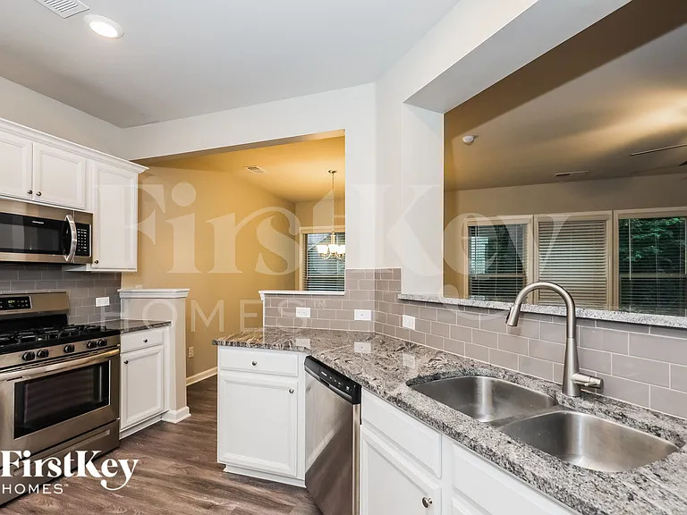 3628 Moon Crest Dr — Photo 5