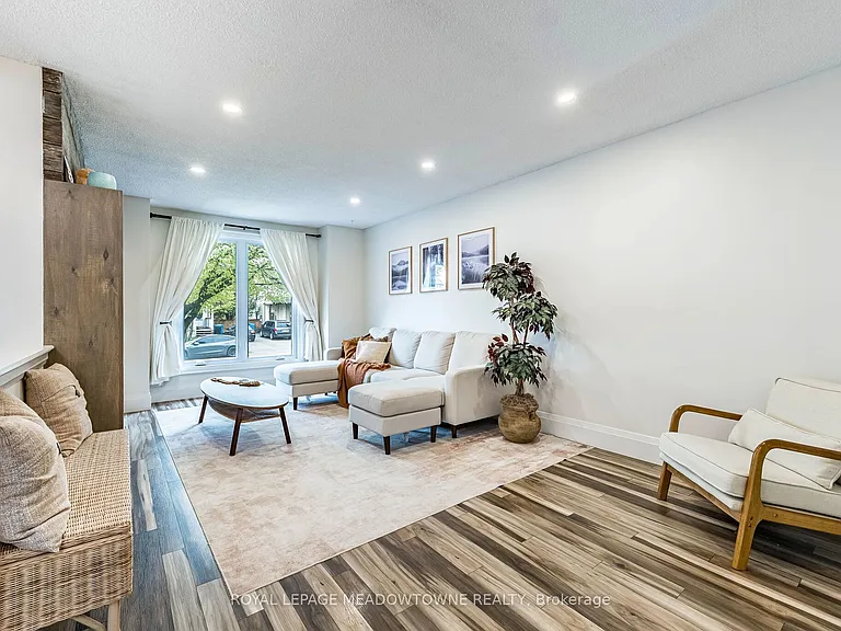 520 Pineview Gdns — Photo 5