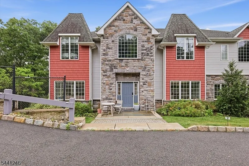 4 bed, 2.5 bath, 3585 sqft, $5,500 — Photo 1