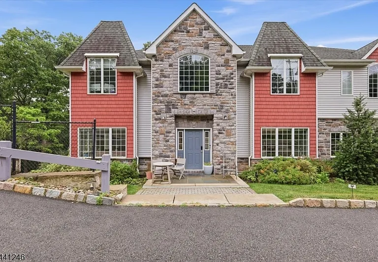 18 Puddingstone Rd — Photo 1