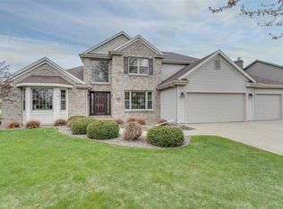 2078 E Prairie Creek Dr, Neenah, WI 54956