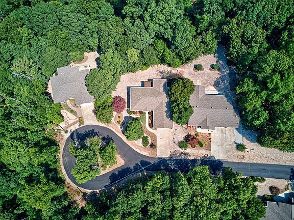 5th image of 18 Dunvegan Ln