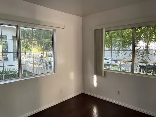 1607 N Wilton Pl — Photo 9