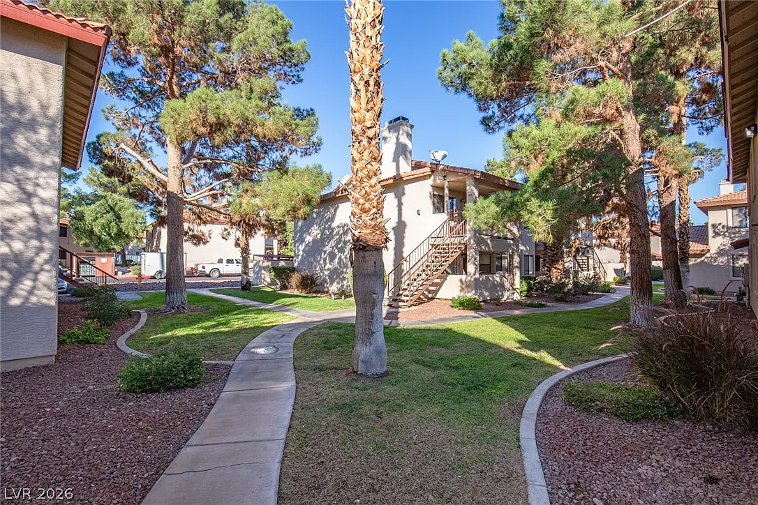 2 bed, 2.0 bath, 912 sqft, $1,395 — Photo 2