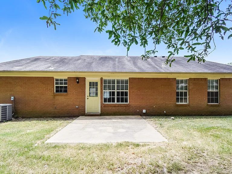 9296 Brooks Dr — Photo 17