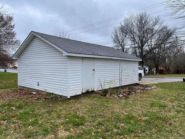 806 E Center St — Photo 4