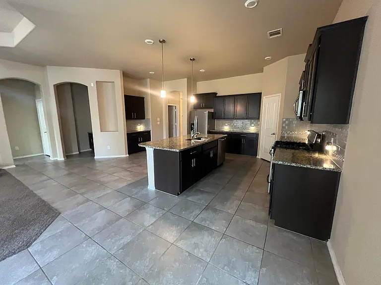 2025 Lake Vista Dr — Photo 15