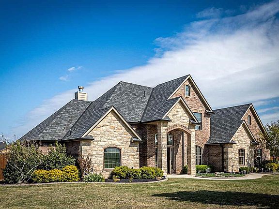 2nd image of 1216 NE Wisteria Ln