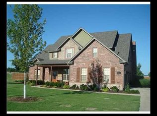 592 N McLeod Dr, Farmington, AR 72730