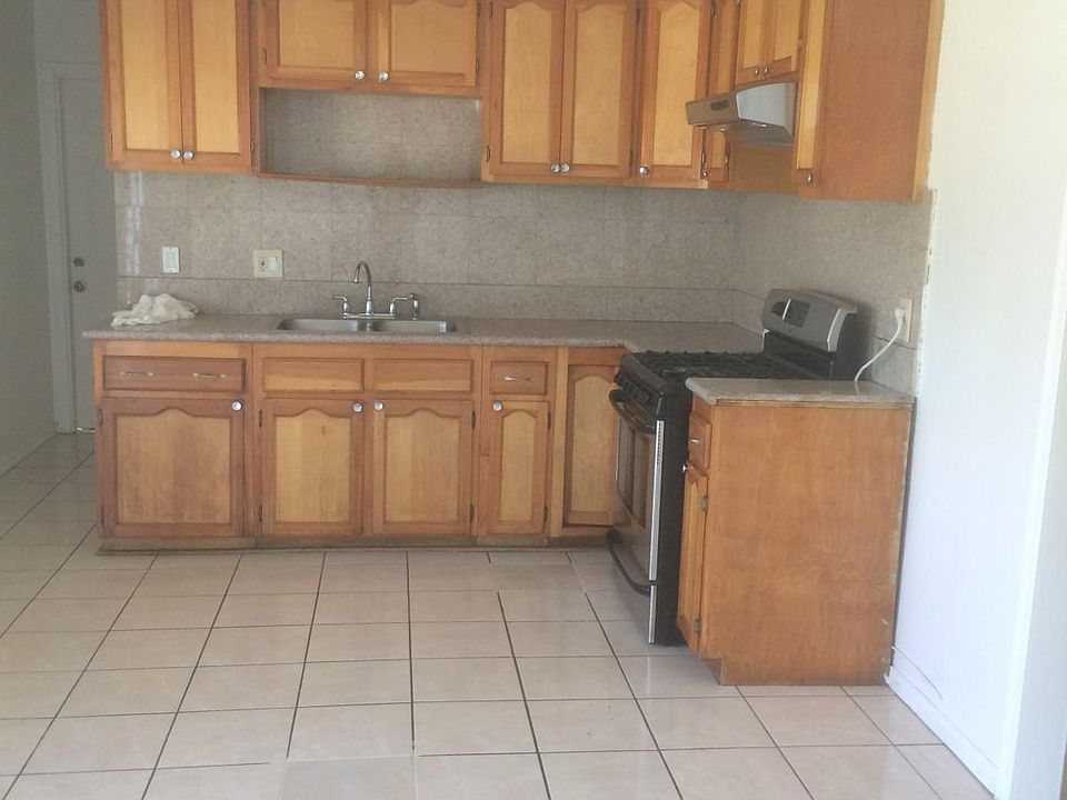Kitchen - comes with garbage disposal and plenty of spacious