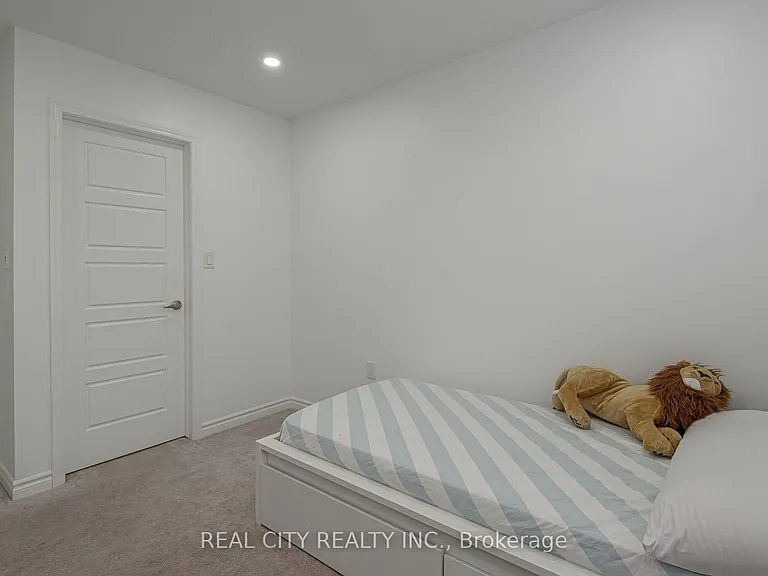 306 Gillett Point N — Photo 23