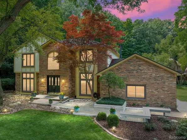 42063 Crestview Cir, Northville, MI 48168