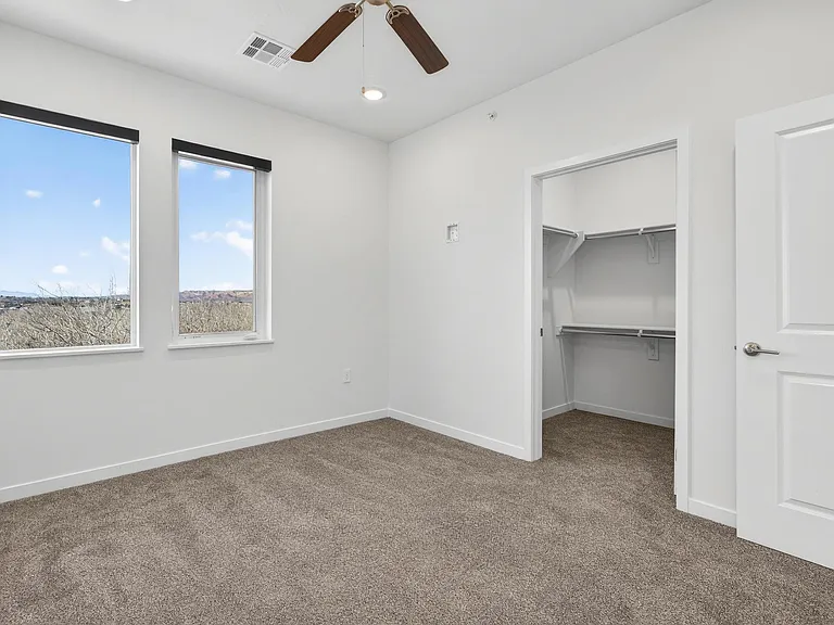983 W State St — Photo 18