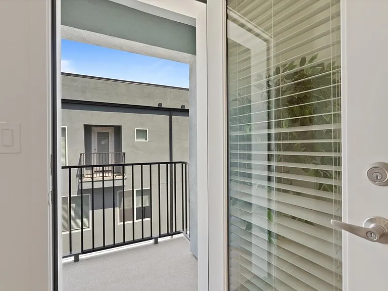 1818 W Earll Dr — Photo 36