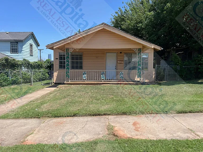 317 SE 24th St — Photo 1