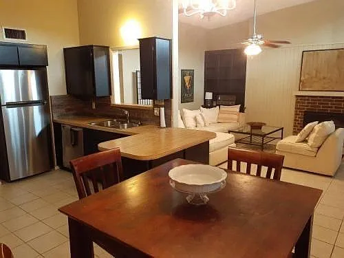 2 bed, 1045 sqft, $1,900 — Photo 4