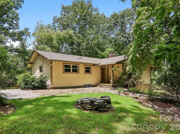 3 Edelweiss Dr, Horse Shoe, NC 28742