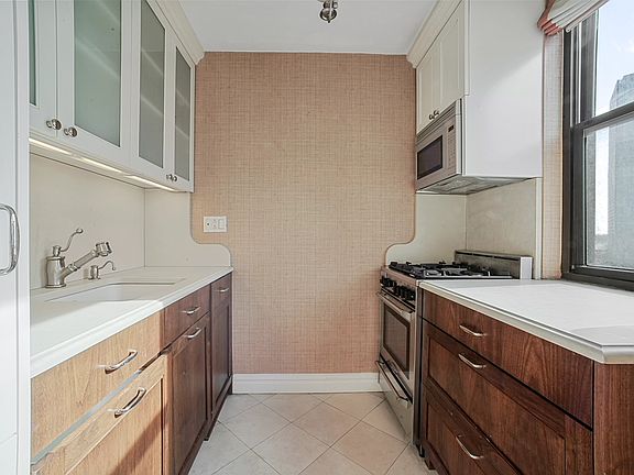 3rd image of 225 E 36th St APT 7