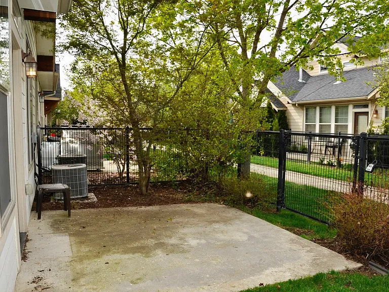 940 W Willow Lake Loop — Photo 2