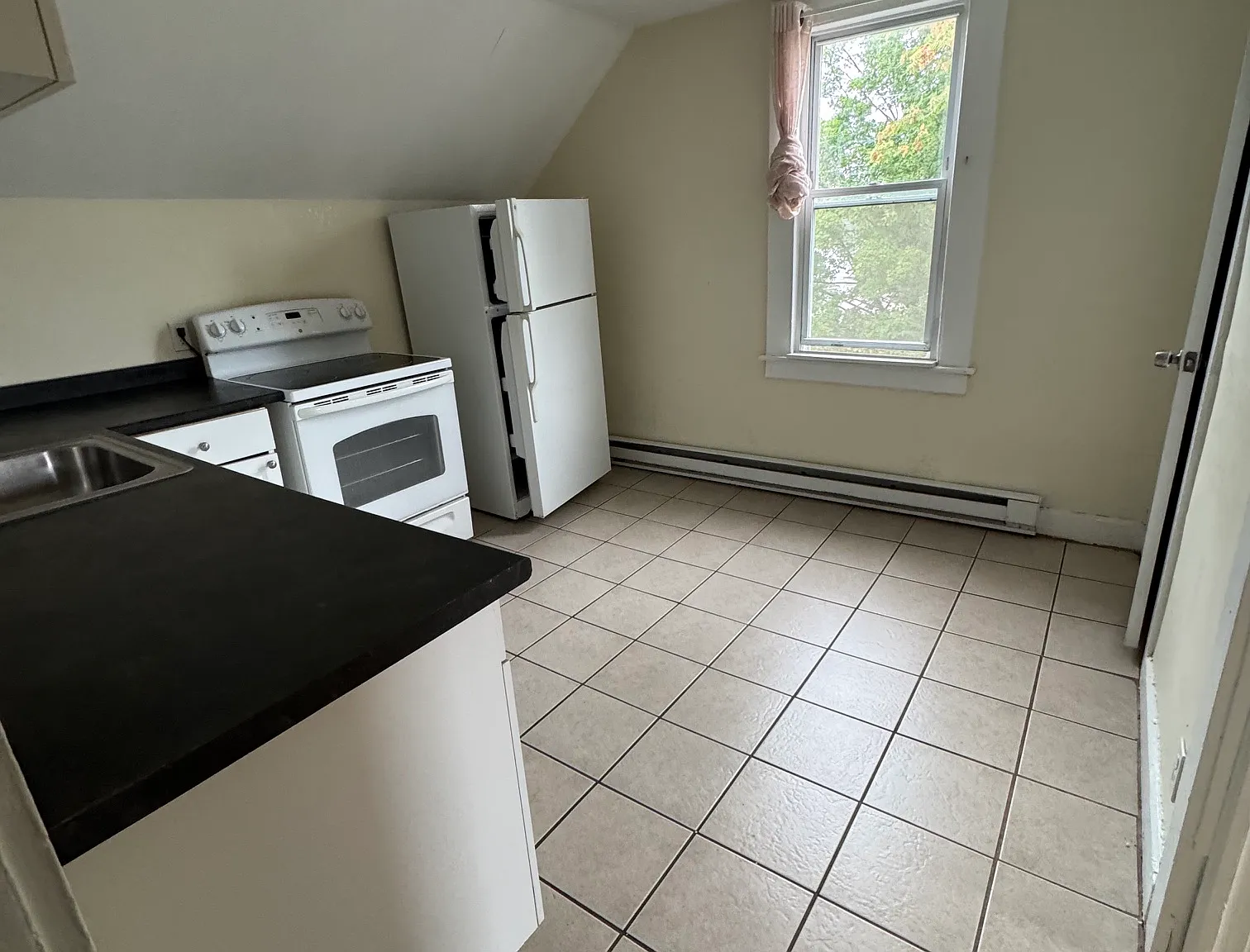 1 bed, 950 sqft, $1,350 — Photo 4