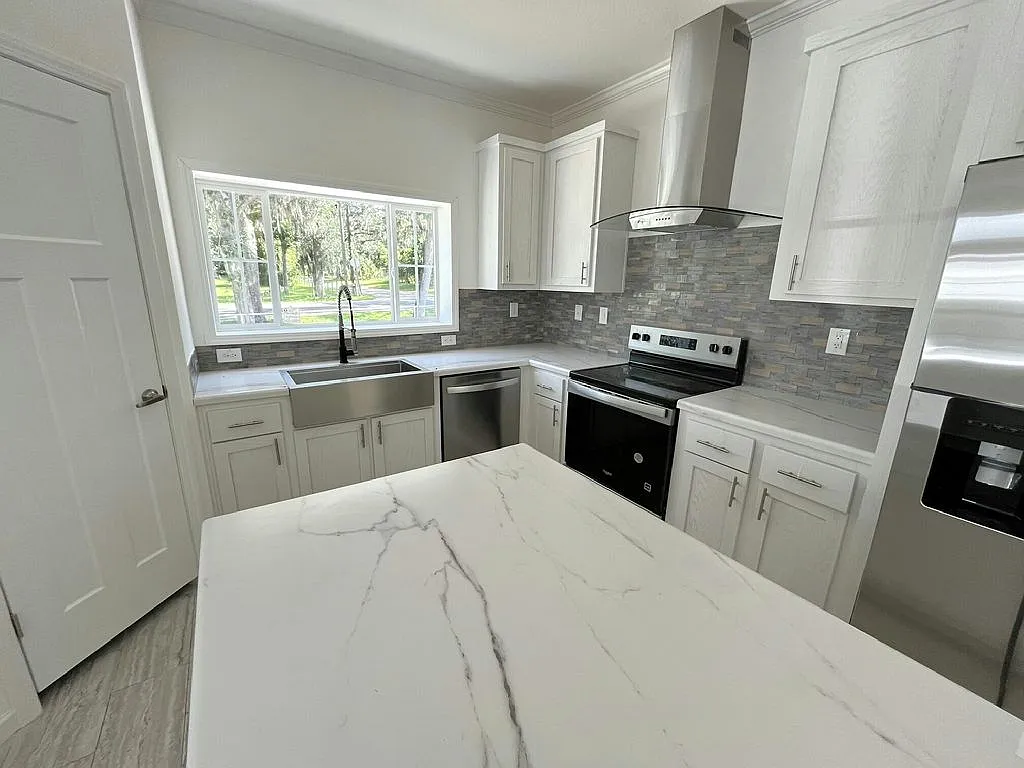 Building Photo - 5644 Woodford St #5644E